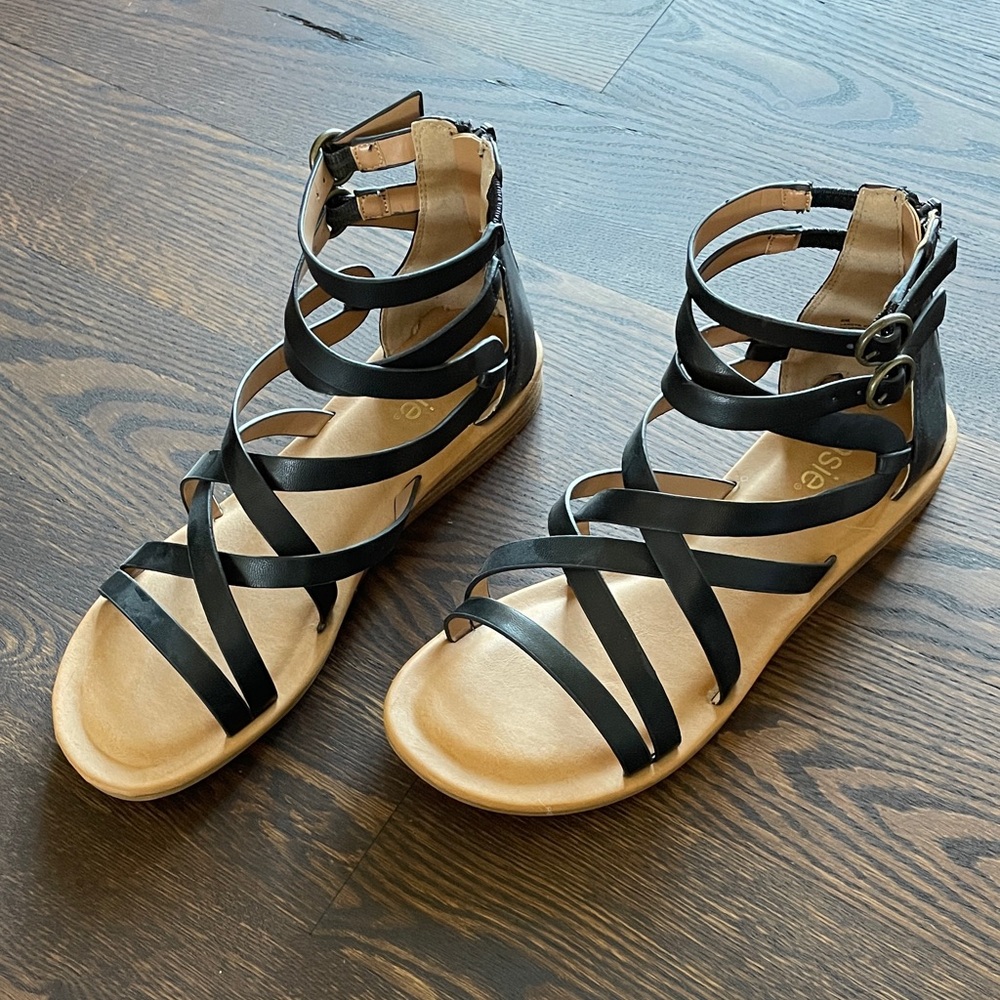 Kensie Black and Tan Strappy Sandals